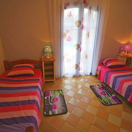 Vakantiehuis Cozy Holiday In With Terrace Roquebrune-sur-Argens